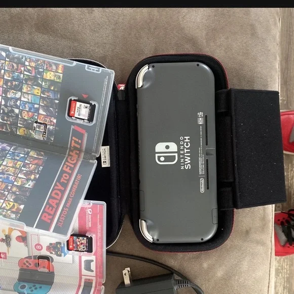 Nintendo Switch Lite plus 2 games